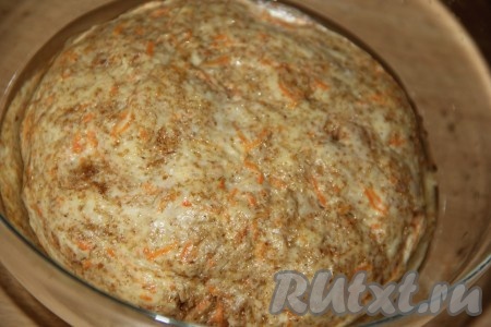 Накрыть миску плёнкой и оставить тесто в тепле на 1,5 часа (до увеличения в объёме в несколько раз).
