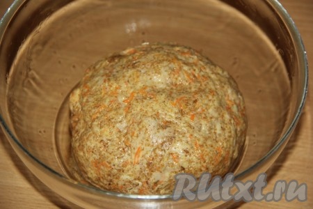 В конце замеса влить растительное масло и ещё раз вымесить тесто. Оно станет мягким и эластичным, выложить его в миску, смазанную маслом.
