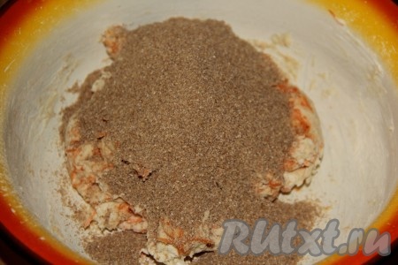 Всыпать отруби (немного отрубей можно оставить для посыпки хлеба), замесить тесто.
