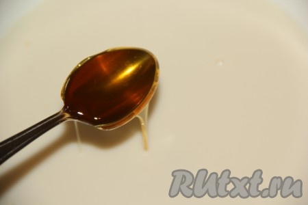 Влить опару в глубокую миску и добавить мёд, перемешать.
