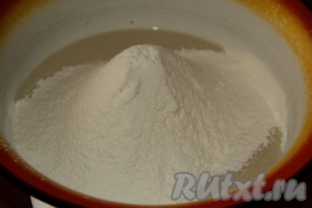 Всыпать просеянную муку и соль.
