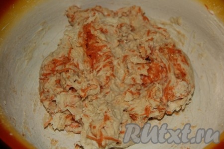 Перемешать тесто ложкой.
