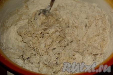 Перемешать ложкой, тесто будет липким.
