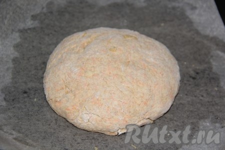 Готовое тесто обмять, если будет липнуть, слегка припылить мукой. Сформировать шар и выложить на противень, смазанный маслом (или застеленный пергаментом и смазанный маслом).
