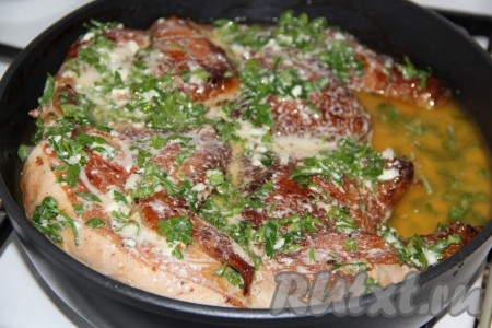На сковороду со сливочным соусом выложить курицу разрезом вниз. Полить сверху немного сливочным соусом и томить под крышкой на медленном огне в течение 20 минут, периодически поливая соусом. Затем убрать сковороду с огня и дать чкмерули настояться в течение 15-20 минут под крышкой.