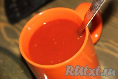 Соединить томатную пасту, воду, добавить соль по вкусу и специи, перемешать получившийся соус.
