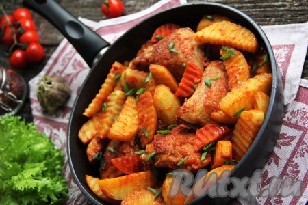 Готовые куриные бедра, тушёные с картошкой на сковороде, снять с огня, посыпать зеленью и подать блюдо к столу. Очень вкусно и сытно получилось!