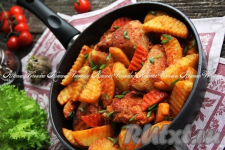 Куриные бёдра, тушёные с картошкой на сковороде