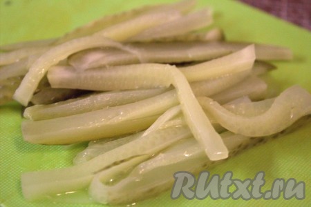 Солёные огурцы нарезать брусочками.

