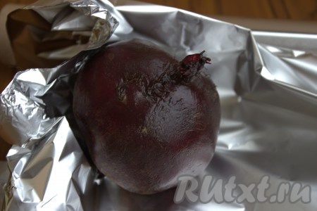 Свеклу и морковь я решила запечь в духовке, для этого их нужно при помощи щётки хорошо вымыть (стараясь не повредить кожицу), обсушить бумажным полотенцем.