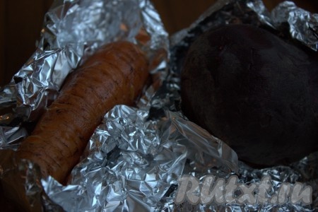 Свеклу выложить на квадрат из фольги и плотно завернуть в фольгу. Морковку тоже завернуть в кусок фольги. Овощи, завёрнутые в фольгу, выложить на противень, поставить в духовку и запекать 30-40 минут при температуре 200 градусов (время запекания зависит от размера и сорта овощей). Готовые овощи должны достаточно легко прокалываться ножом. Затем аккуратно развернуть запечённые овощи и дать им полностью остыть. Овощи для этого салата можно, конечно, и отварить в кожуре (свекла обычно варится, примерно, 45-60 минут с начала кипения воды, а морковь будет готова через 20-25 минут). Остывшие морковку и свеклу очистить.
