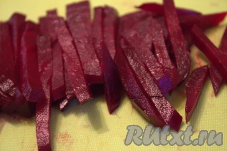 Нарезать на некрупные брусочки свеклу.
