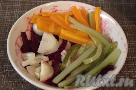 Соединить свеклу, солёные огурцы, морковь, лук и заправить салат растительным маслом, добавить щепотку сахара, посолить по вкусу, перемешать.
