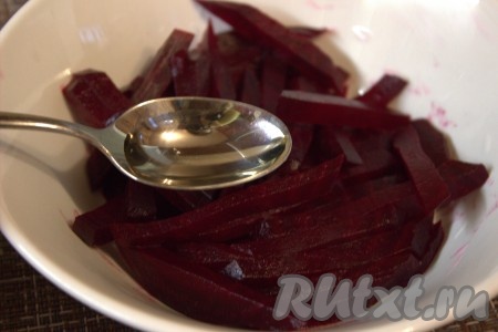 Добавить к свекле уксус, перемешать.
