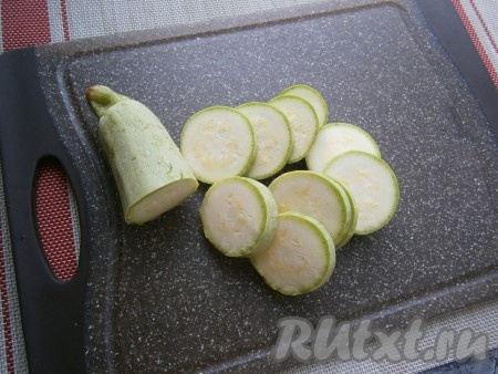 Кабачок (если у кабачка нежная кожица, то её можно не срезать) нарезать на кружочки толщиной около 0,4-0,5 см.

