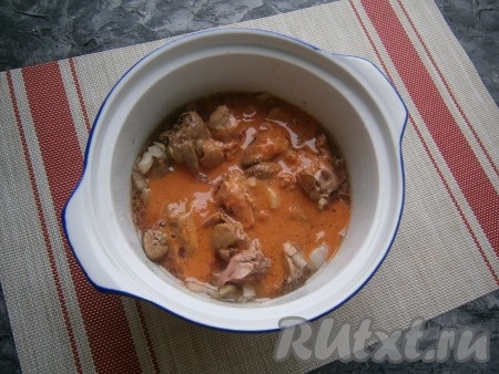 Достать кастрюлю из микроволновки, полуготовую печень с луком залить получившимся соусом, посолить.
