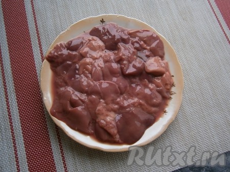 Куриную печень промыть, разрезать на части.