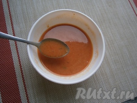 В мисочку с соусом влить бульон (или воду), тщательно перемешать до однородности.
