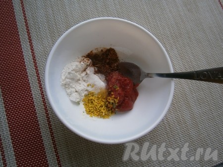 Накрыть кастрюльку крышкой и отправить в микроволновку на 3,5 минуты при той же мощности. Пока куриная печень готовится, сделаем соус, для этого в небольшую мисочку нужно выложить томатную пасту, добавить приправу для курицы и овощей, всыпать сахар, муку, влить уксус.
