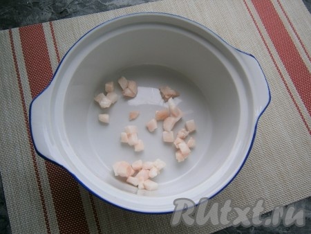 В кастрюльку, предназначенную для готовки в СВЧ, поместить маленькие кусочки свежего сала.
