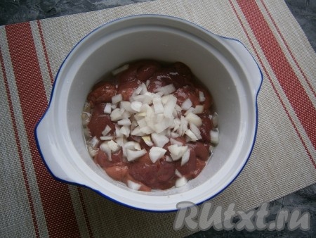 Очистить лук, произвольно нарезать и вместе с печёнкой добавить к салу.
