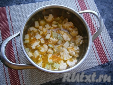 Залить овощи горячей водой (или овощным бульоном) так, чтобы она их покрывала.
