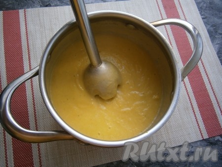 Варить овощи с момента закипания на небольшом огне минут 20-25 минут, после чего, сняв с огня, измельчить содержимое кастрюли погружным блендером до состояния пюре.
