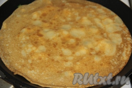 Жарить блинчик на среднем огне до золотистого цвета с одной стороны, затем перевернуть и жарить с другой стороны до румяности.
