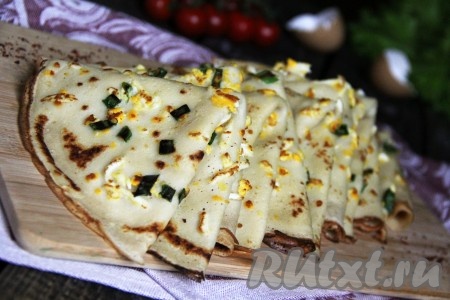 Вкусные и нежные блинчики с припёком из яиц и лука понравятся взрослым и детям.
