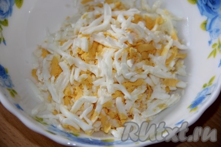 Яйца для припёка предварительно отварить в течение минут 10 с момента закипания воды, затем охладить их, очистить и натереть на крупной тёрке.