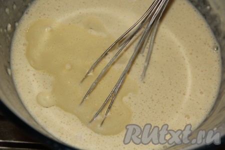 Затем оставить тесто для блинов на 15 минут. По прошествии времени влить растительное масло и перемешать. Тесто получится в меру густым и однородным.
