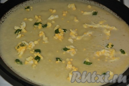 Я сковороду смазала растительным маслом только перед первым блином. Сковороду хорошо нагреть, влить немного теста и распределить по всей поверхности сковороды. Взять&nbsp;1 чайную ложку смеси из яиц и зелёного лука, распределить поверх блина.
