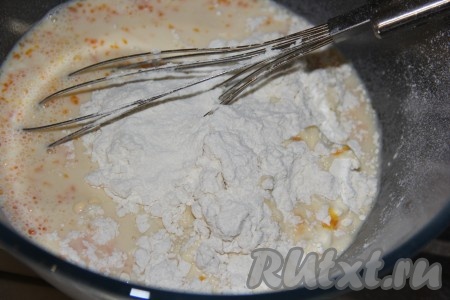 Перемешать молоко с яйцами венчиком, затем всыпать муку.
