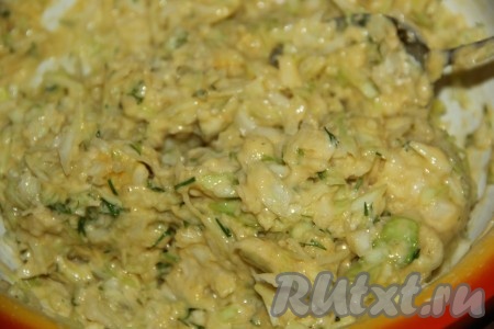 Перемешать тесто ложкой. Оно получится вязким.
