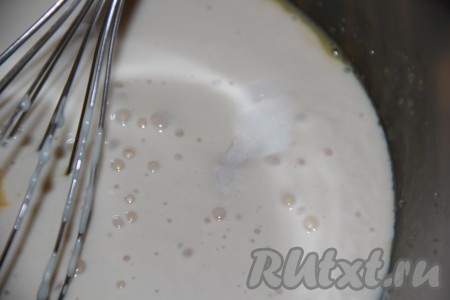 Масса покроется пузырьками, сода погасится.