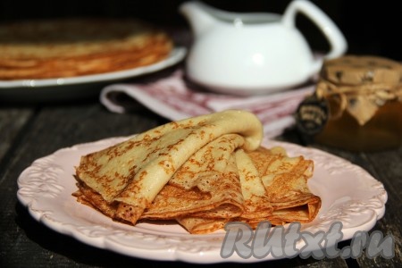 Готовые тонкие, вкусные, эластичные блины, замешанные на ряженке с кипятком, подать к столу в тёплом виде, дополнив мёдом, вареньем или сметанкой. Посмотрите, какие красивыми они получились!
