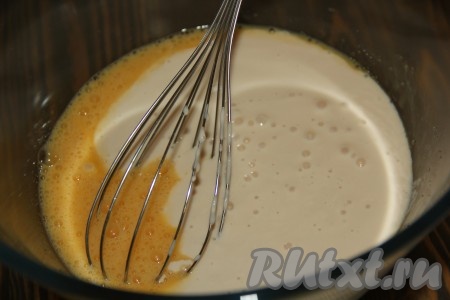 Затем влить ряженку, добавить соль и соду, перемешать и оставить на 5 минут.
