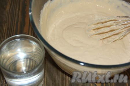 Тесто получится густым и однородным. Тонкой струйкой в получившееся тесто влить крутой кипяток, непрерывно перемешивая венчиком.&nbsp;
