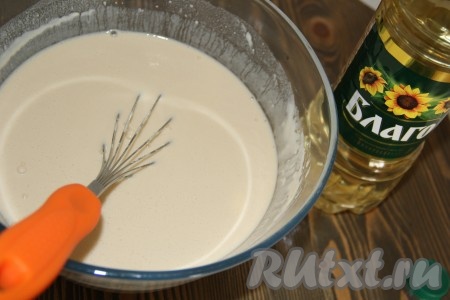 Затем добавить растительное масло и перемешать. Тесто для блинов, замешанное на ряженке и кипятке, получится не густым, ровным и бархатистым.
