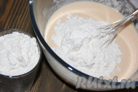 Небольшими порциями всыпать муку и тщательно перемешать венчиком.