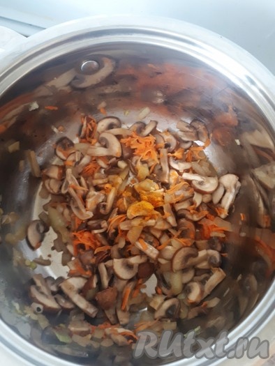 Добавить натёртую морковь, куркуму и обжаривать в течение нескольких минут, иногда перемешивая.
