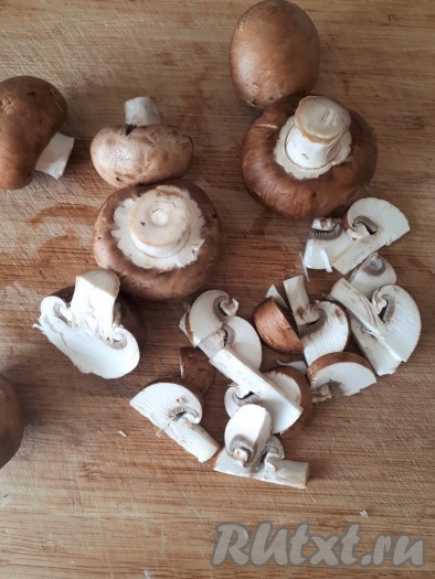 Шампиньоны вымыть, нарезать на тонкие пластинки.
