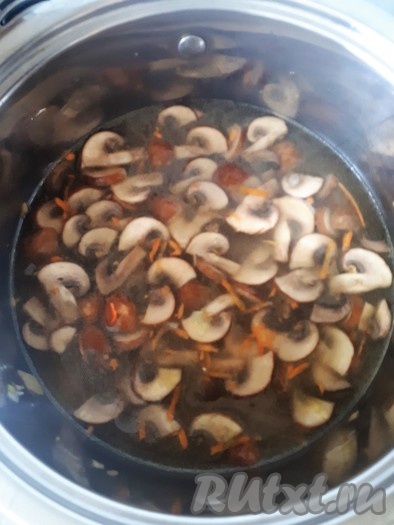 К овощам, обжаренным с шампиньонами, влить горячий бульон (или кипячёную воду), дать закипеть.
