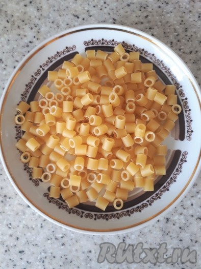 Варить до полуготовности картошки, затем добавить макаронные изделия. У меня были вот такие колечки.
