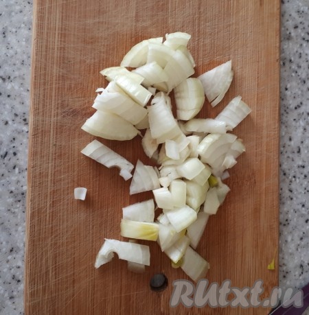 Очистить репчатый лук и мелко нарезать.
