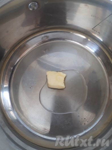 В кастрюле с толстым дном нагреть сливочное и растительное масло.
