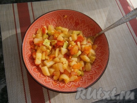 По прошествии времени овощное рагу будет готово, достаём его из микроволновки. Все овощи получаются мягкими, но остаются целенькими.
