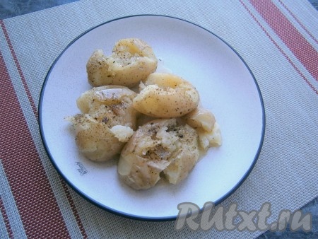 Снова накрыть кастрюльку крышкой и отправить её в СВЧ ещё на 2 минуты при той же мощности. Картофель полностью готов!&nbsp;
