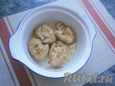 Накрыть кастрюльку крышкой, поставить в микроволновку, выставить время 10 минут с мощностью 750-800 Ватт. Затем воду слить, а молодую картошку придавить толкушкой или вилкой (не слишком сильно), посолить, посыпать приправой и сушёными травами, полить оливковым маслом.
