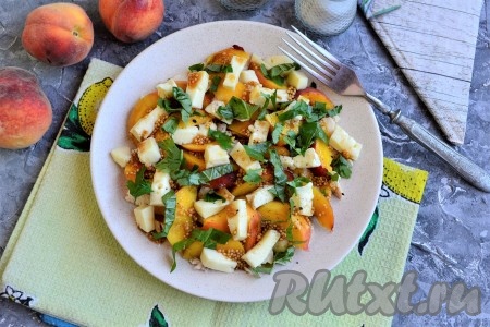 Салат с курицей и персиками